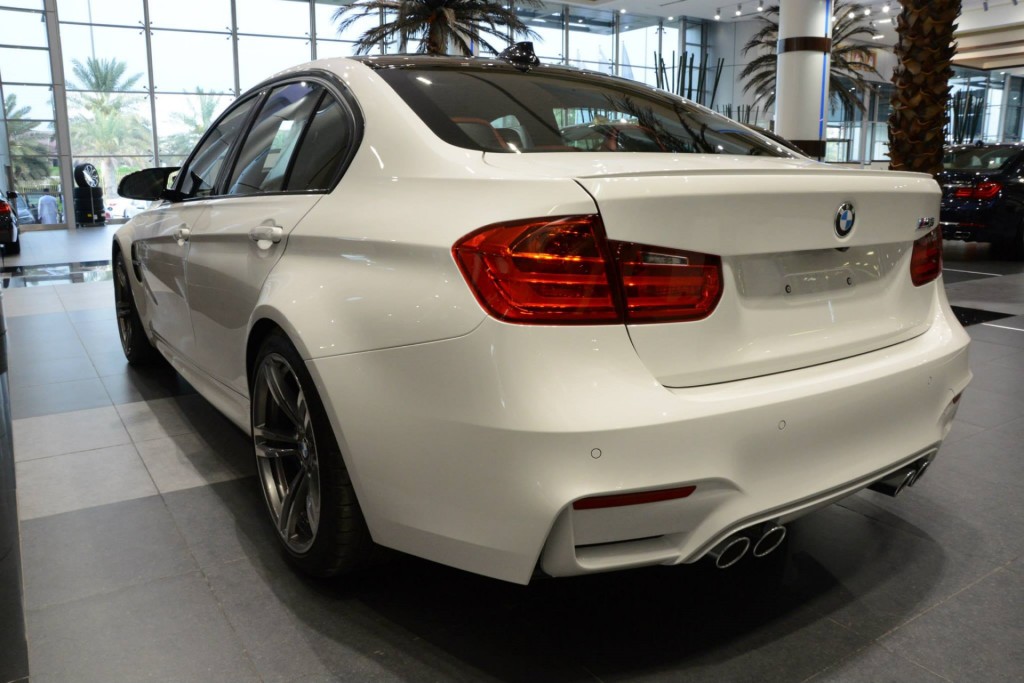 2014-BMW-M3-F80-Weiss-Abu-Dhabi-Showroom-01-1024x683