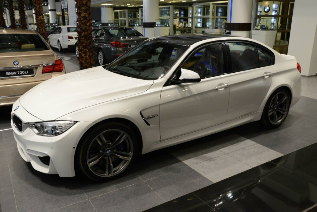 2014-BMW-M3-F80-Weiss-Abu-Dhabi-Showroom-02-1024x683