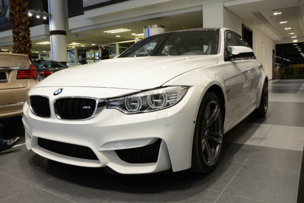 2014-BMW-M3-F80-Weiss-Abu-Dhabi-Showroom-04-1024x683