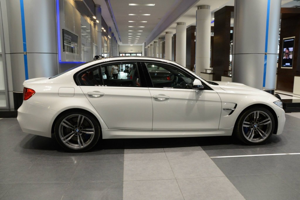 2014-BMW-M3-F80-Weiss-Abu-Dhabi-Showroom-05-1024x683