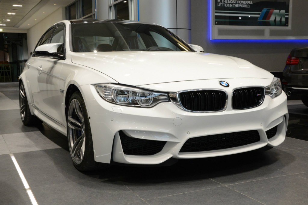 2014-BMW-M3-F80-Weiss-Abu-Dhabi-Showroom-07-1024x683