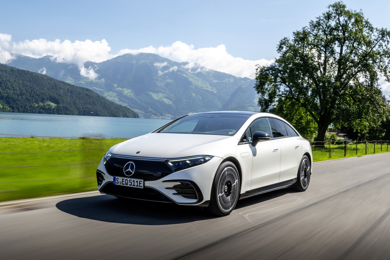 EQS 580 4MATIC (Stromverbrauch kombiniert (NEFZ): 19,6-17,6 kWh/100 km; CO2-Emissionen: 0 g/km); Exterieur: diamantweiß; Interieur: Leder nappa beige// EQS 580 4MATIC  (combined electrical consumption (NEDC): 19.6-17.6 kWh/100 km; CO2 emissions: 0 g/km); exterior: diamond white; interior: leather nappa beige