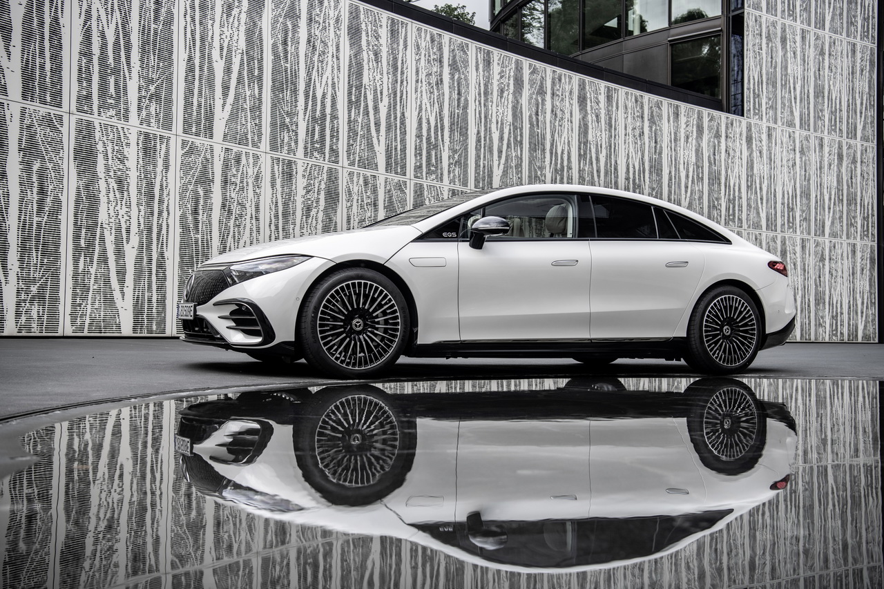 EQS 580 4MATIC (Stromverbrauch kombiniert (NEFZ): 19,6-17,6 kWh/100 km; CO2-Emissionen: 0 g/km); Exterieur: diamantweiß; Interieur: Leder nappa beige// EQS 580 4MATIC  (combined electrical consumption (NEDC): 19.6-17.6 kWh/100 km; CO2 emissions: 0 g/km); exterior: diamond white; interior: leather nappa beige